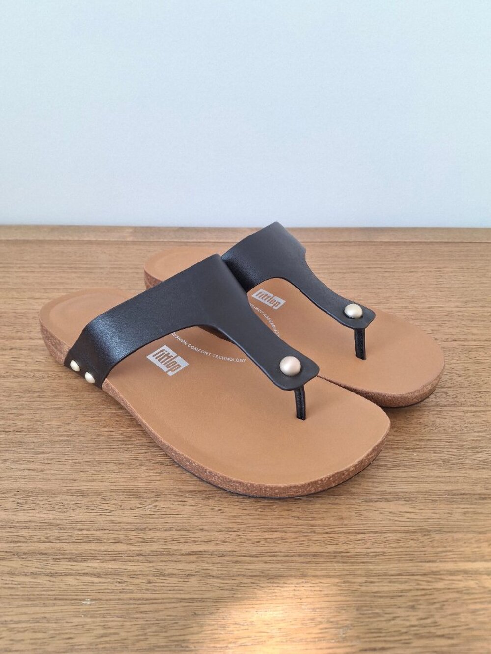 (New) FitFlop – iQushion Leather Toe-Post Sandals (Black) – Women's 7